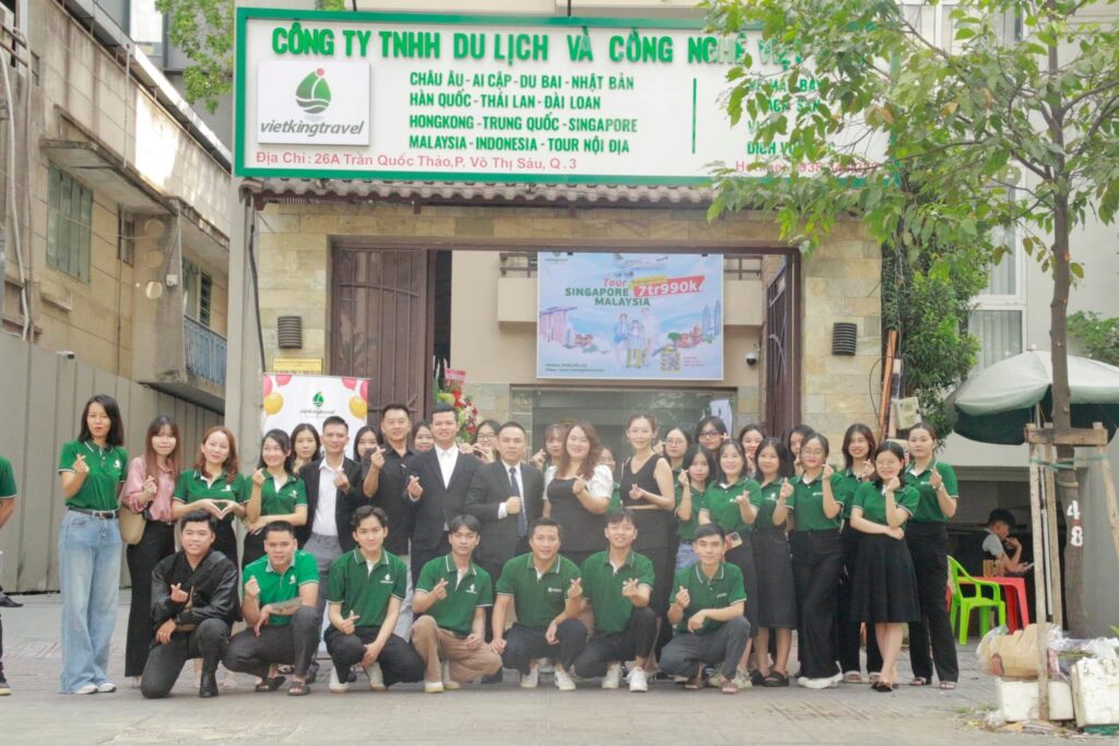 Từ một anh bảo vệ, đến người viết sách bán hàng cho ngành du lịch