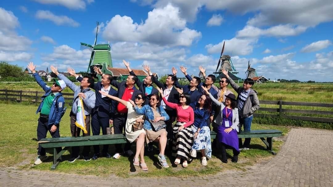 Đoàn doanh nhân tại làng cối xay gió Zaanse Schans, Hà Lan
