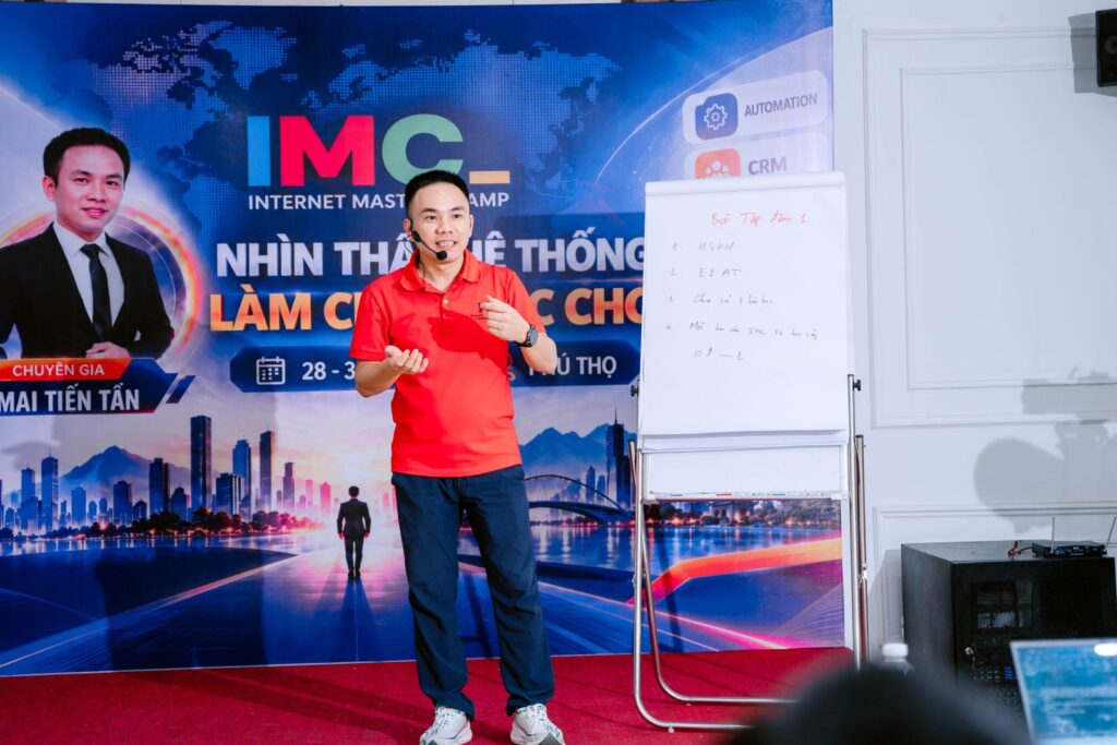 Mai Tiến Tần mặc áo Haus Adima trên bục giảng IMC K2