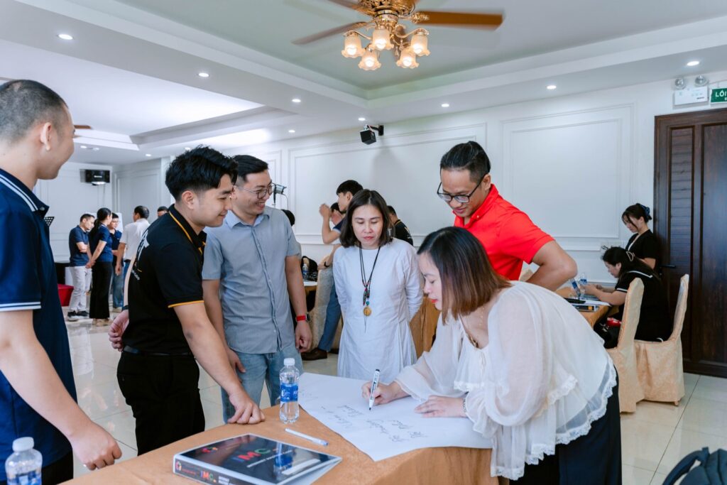 marketing và bán hàng — học viên thực hành tại Internet Mastery Camp